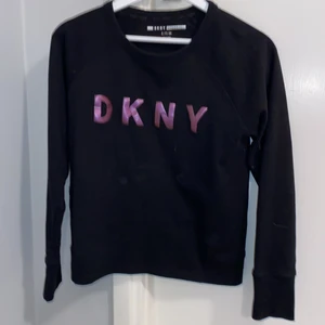 DKNY tröja  - Köparen står för frakten. 💕 Passformen är ganska tajt. 