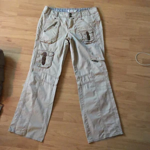 Lågmidjade esprit cargo - lågmidjade cargobyxor från esprit! skit feta verkligen i storlek 36/38. köparen står för frakt 💚