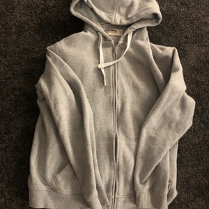 dobber zip up - den är köpt second hand för 200kr och den är lite nopprig. säljer för 100kr:) skriv för frågor🤞😇