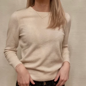 Stickad tröja - Härligt finstickad tröja från GANT.  Storlek: XL, troligtvis felmärkt/krympt i tvätt. Pris: 90kr Modellen är 178 och bär vanligtvis storlek S.