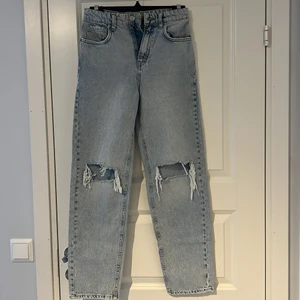Gina tricot jeans. Stl xs  - Säljer dessa byxor från gina tricot eftersom de ej passar. De är helt oanvända. 