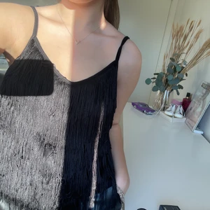 Zara  - Oanvänt linne me fransar