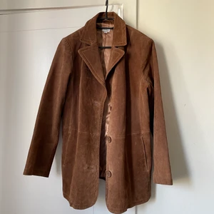Brun m  - Säger hejdå till min superfina jacka som är köpt på secondhand och hoppas att den kommer till användning av någon annan!💘 Jackan är i strl L så är oversized och är i mocka matrial ish. Bud från 100 kr + frakt 62 kr (spårbart)💌