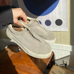 Eytys doja suede grey - Välanvända Eytys! Men i gott skick trots det. Säljer då jag inte använd dom på flera år, men dom har varit med mig många dagar! Storlek 38 med bekväm korksula! Pris kan diskuteras vid snabb affär