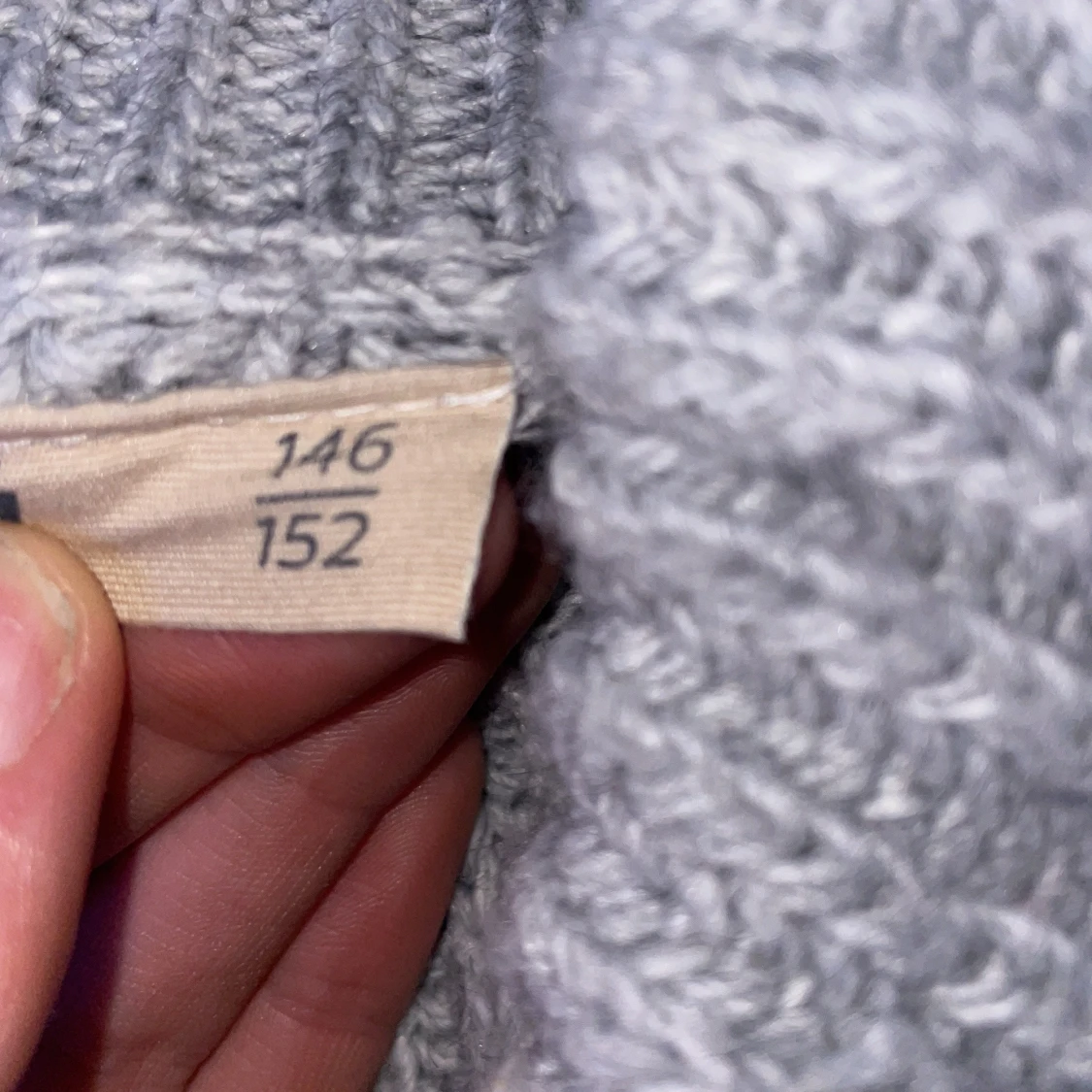 Stickad tröja grå - 90