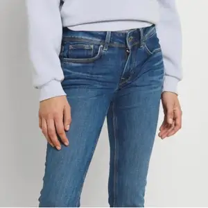 Supersnygga lågmidjade jeans från Pepe London. Bara använda en gång. Säljer eftersom jag beställde fel storlek. Nypris: 999 kr