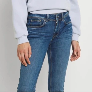 Lågmidjade jeans - Supersnygga lågmidjade jeans från Pepe London. Bara använda en gång. Säljer eftersom jag beställde fel storlek. Nypris: 999 kr