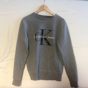 CALVIN KLEIN - Hej! Säljer min Calvin klein tröja som jag har haft i ungefär 1 år! Säljer för den är för stor! Den är som ny och hel💙