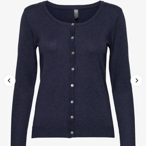 Söt kofta - Säljer min jätte söta culture Annemarie kofta💖 den är i nyskick och är enbart använd ett fåtal gånger!⚡️⚡️ Skriv till mig för egna bilder🌟