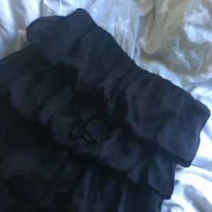 Volangklänning från zara - Superfin tubklänning från zara med volanger! Använd men i bra skick. 150kr + frakt 🚚 