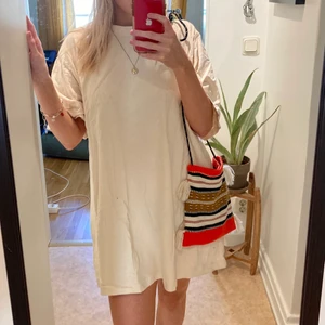 Somrig väska - Använd 1gång. Somrig väska från asos. Rymmer det man har i en handväska, nyklar, plånbok, mobil.