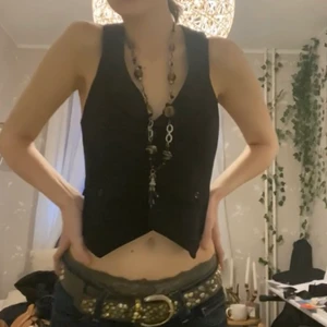 Svart väst - En superball svart väst med solkmaterial på baksidan. knappar och fickor på framsidan (fake fickor) passar mig som oftast bär S-M i toppar. Kontakta om du är intresserad eller har övriga frågor❤️