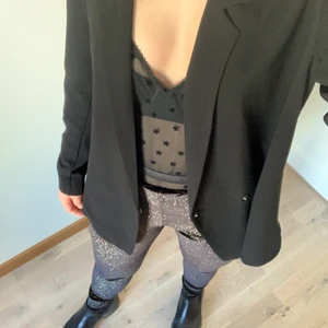 Sparkling leggings - Shiny leggings with golden glitter. They are warm, comfortable and stretchy, and work great as a statement going out piece, or under dresses. The fit is slim and they are highwaisted. I have owned these for a few years and the glitter has stayed on quite well. They are in good shape. Size is S (36), but they are stretchy. 