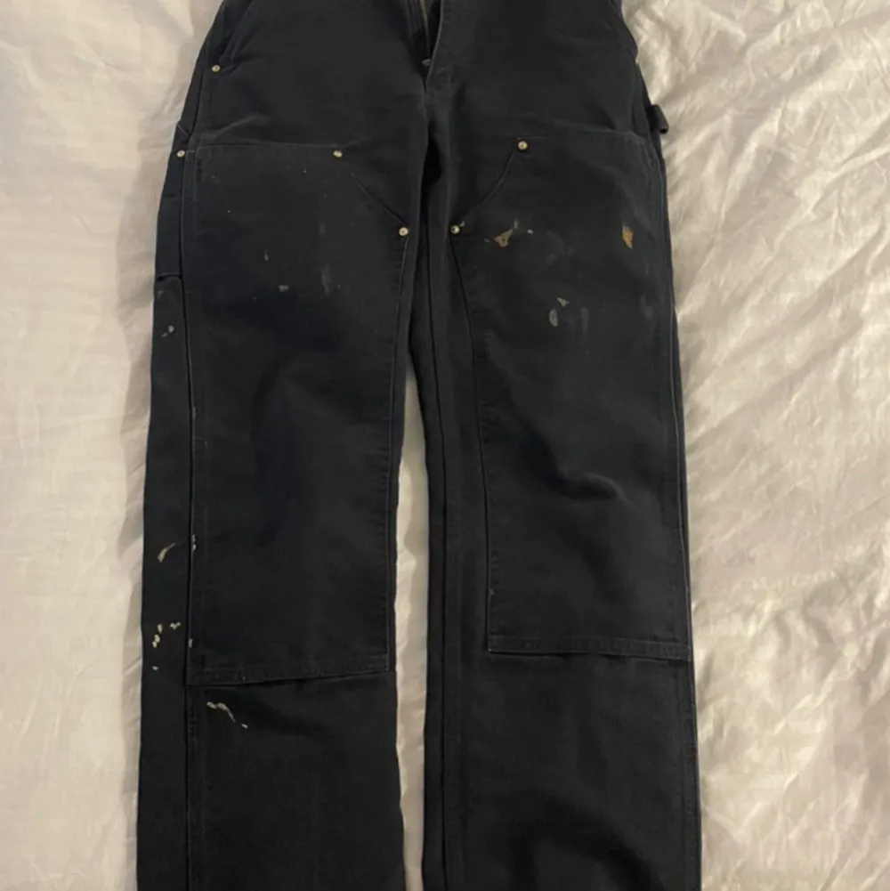 Ett par carhartt double knee köpta från damagedglitter Skick 10-10!🙌. Jeans & Byxor.