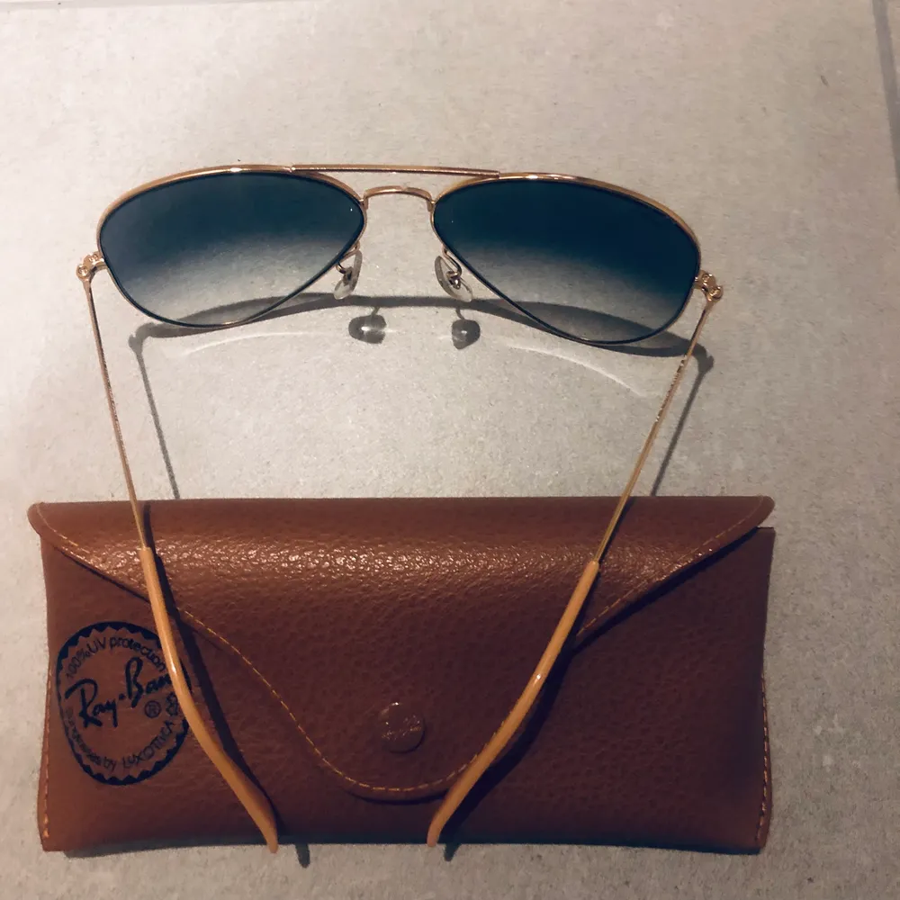 Nya Pilotbågar ifrån Ray-ban, blå melerad 💙 . Accessoarer.