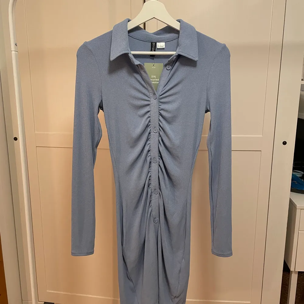 Helt ny, aldrig använd blå klänning från HM (prislapp kvar). Storlek XS.  50 kr köparen står för frakt💕. Klänningar.
