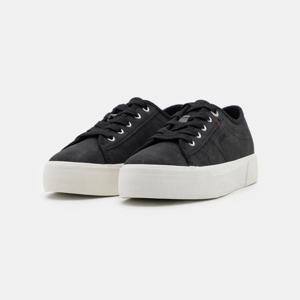 Svarta sneakers med vit sula från S.Oliver❤️, skorna är använda en gång och fint skick, skriv till mig för fler bilder, köptes från zalando förra året för 400kr❤️ Pris kan diskuteras vi snabbaffär❤️. Skor.