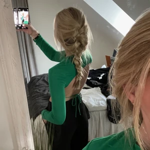 grön topp - skitsnygg grön topp från hm 💚💚 perfekt till festtillfällen !! aldrig använd