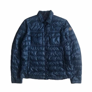 Moncler Reversible jacket - Herr Moncler jacka i väldigt fint skick, sparsamt använd och i size 5, sitter som en storlek M eller liten L. Jackan går att vränga, därmed har du 2 olika jackor i en, fickor finns åt båda håll. Jackan är självklart äkta, certilogo kod samt mail om äkthetsintyg löser vi vid intresse.