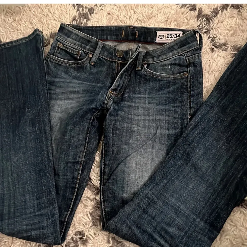 Säljer ett par jätte snygga låg miljard jeans i stl 25/34💕. Kontakta om ni har några frågor💕. Jeans & Byxor.