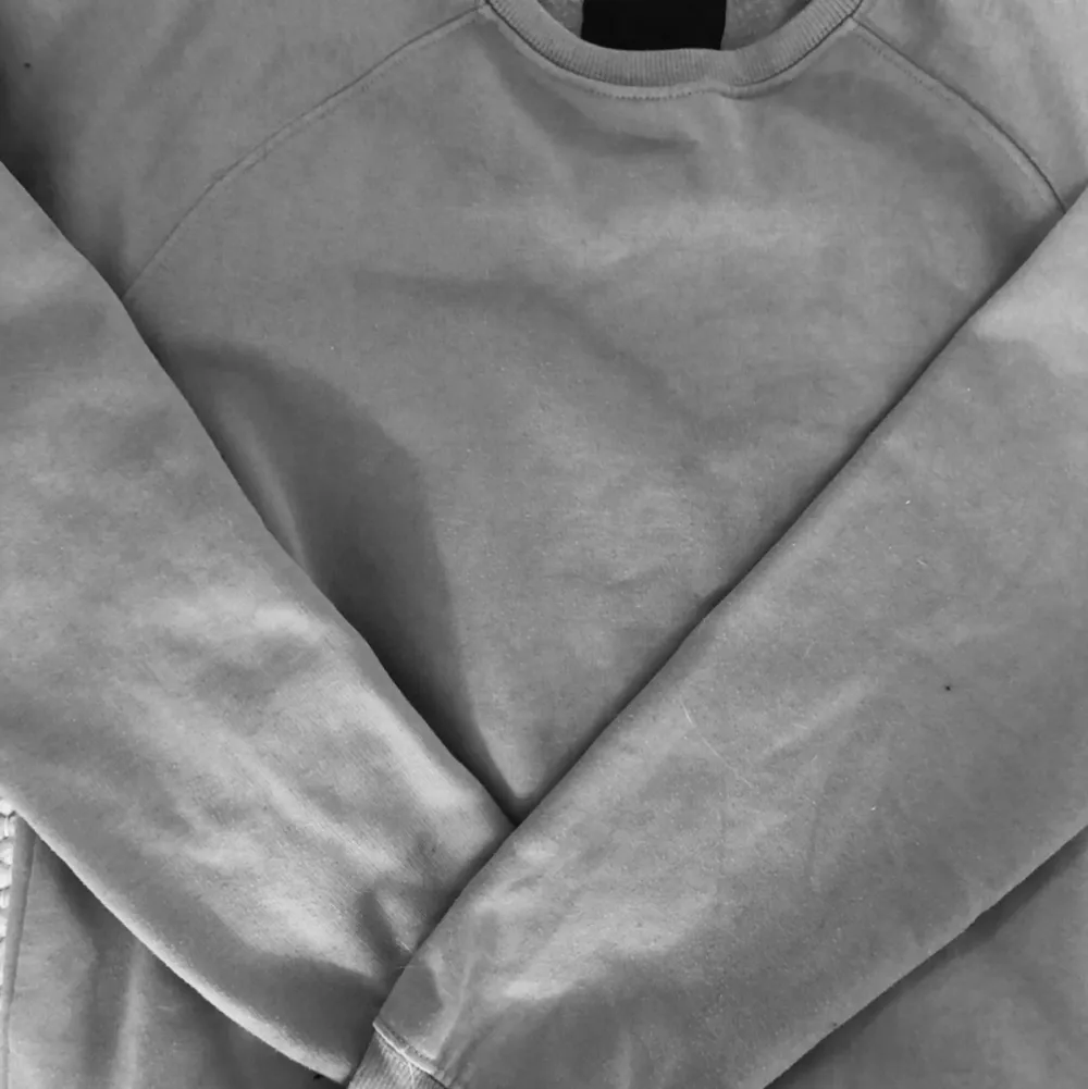 Säljer denna super fina tröja från lager 157, säljer pga att den inte kommer till någon stor användning. Pris kan diskuteras, skriv privat om ni är intresserade 🤩🌸💞💕. Hoodies.