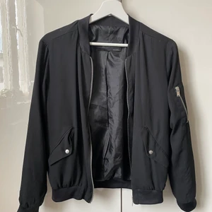Bomberjacka från Zara  - Klassisk Bomberjacka från Zara. Storlek xs💓 Perfekt till våren/sommaren till klänning eller hoodie☀️