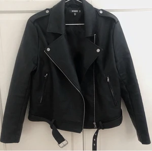 Missguided oversize skinnjacka - Oversized skinnjacka från missguided, har skrapats lite på ena armbågen men inget man tänker på. exklusive frakt 🤍