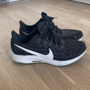 Nike Zoom löparskor - Nike Zoom: engineered to the specifications of world class runners. Nypris ligger på ca 600-700. Skor som fått sjukt bra kritik, men tyvärr passar de inte riktigt min hålfot. Använda ett par gånger, men sulan har inte anpassats efter min fot än, så de är i gott skick. Vi kan komma överens om frakt
