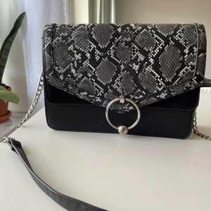 Väska - Snygg väska från strandivarius. Ser ut som ny. Finns att hämta i Linköping eller betala mot frakten. 