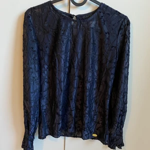 Väldigt fin blus - Mörkblå blus i transparent material. Väldigt fin! Köparen står för frakt 