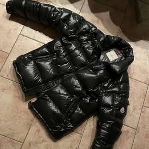 Moncler maya size 2 - Säljer Moncler maya i storlek 2 vilket motsvarar M/S. I fint skick, äkta och går scanna Moncler märket om man har nyare mobiler med nfc funktion. Dock saknas luva och justeringsband inne i jackan är lite trasig, men inget man ser utan på. För fler frågor hör av er  