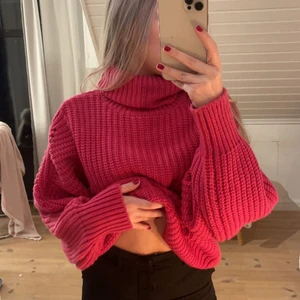 Rosa stickad tröja - Jag säljer världens mysigaste tröja. Väldigt fin färg och passar jättebra att ha under väst! Säljer den då jag nästan aldrig använt den och bara och tar plats i garderoben. (150kr + frakt)💓