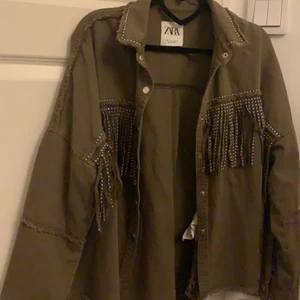 Grön jacka zara - Skitsnygg militärgrön jacka från zara, typ helt oanvänd. Stl s. Har du ett direktpris så är den din! Finns annonsen kvar är jackan kvar❤️