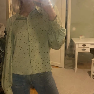 Prickig ljusgrön blus - Söt ljusgrön skjortblus från monki säljes pga att jag inte använder den mer! Den ser helt oanvänd ut och är fläckfri! Den är lite ”puffig” i armarna. Men den är en bra längd. Det är storlek S och köparen står för frakten!