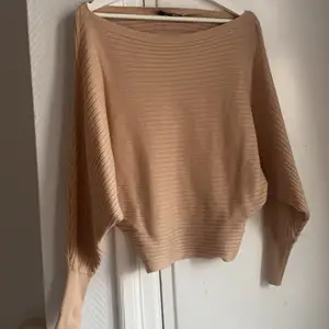 Säljer denna orange/bruna tröjan. Stora armar som blir smalare ner till, sitter även lite smalare vid midjan. Tröjan går även ner på axlarna, off shoulder. Köparen står för frakten, spårbart. 