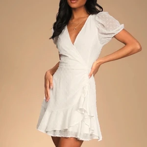 Vit studentklänning  - Vit jättefin klänning, perfekt till studenten eller en sommarkväll!!🤍 Fint material och bra passform! Supergullig i ryggen med rosett! Säjer då jag hitta en annan klänning som passar mig bättre! Ursprungspris: 711 kr + frakt 