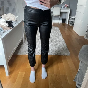 Skinn byxor  - Skinn byxor ifrån ginatricot, är 178 och dem går till anklarna på mig, storlek 36, köparen står för frakten