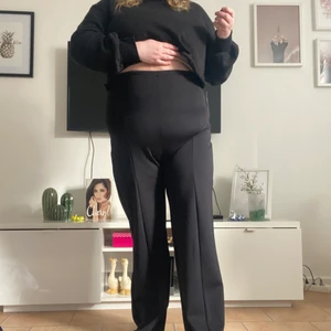 Svarta byxor storlek XL - Nelly - Svarta utsvängda byxor i storlek XL. Oanvända. Säljes pga för långa. Hade nog även passat L 