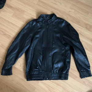 läderjacka - fet läderjacka i storlek M, köparen står för frakt💚