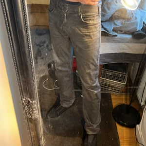 Armani jeans strl w33 l34 - Armani jeans rak passform i benen 