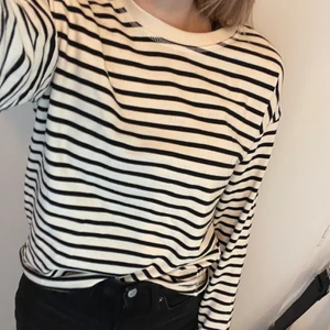 Randig tröja från Zara - Väldigt skön långärmad tröja från Zara. Använd ca 3 gånger 