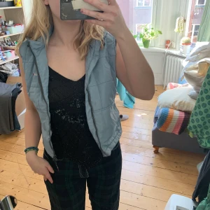 Väst - Söt ljusblå väst som passar perfekt till våren. Passar en xs-m beroende på önskad passform💕