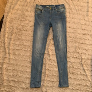 Blåa stretchiga jeans i storlek 170 - Ett par ljusblåa jeans som jag köpt från Kappahl, jätte sköna och stretchiga. Har använt dem för typ två år sen kanske två gånger. Jag gillade inte modellen. Så nu väljer jag att sälja dem. Dem är ganska låga i midjan.