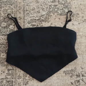 Linne bikbok - Ett jätte fint svart linne från bikbok, strl S. Använt några enstaka gånger men e i gott skick. Köpt för 250 och säljer för 160 plus frakt❤️