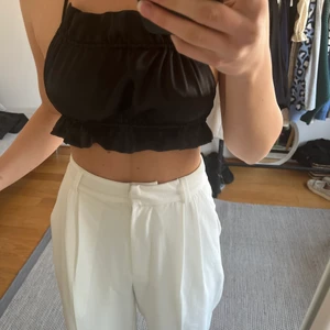 Linne  - Fin festtopp som passar bra på sommaren. Köpt på nakd från Angelicka blicks kollektion. Öppen rygg som man själv knyter. Använd ett fåtal gånger, jättebra skick ❤️