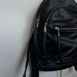 väskor - Tre väskor jag säljer, hör av er om ni är intresserade av nån av de💐 den vita väskan är från Gina tricot och de två första är från don donna.