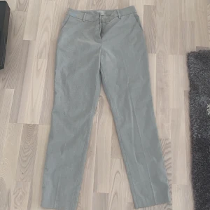 Grå kostymbyxor - Säljer ett par grå kostymbyxor med låg midja 
