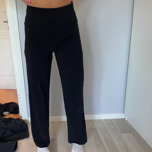 Svarta kostymbyxor  - Svarta kostymbyxor från bik bok storlek 38
