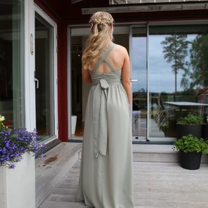 Balklänning - Säljer mina fina balklänning från min bal i 9an. Den är i storlek 34 & kommer ifrån bubbleroom. Klänningen har justerbara band så man kan välja hur den ska sitta. Jag är 166 cm lång, dock är jag någon cm kortare på fotona! 