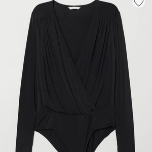 Body - En svart body urringad vid brösten. Storlek Xs och är slutsåld på h&m hemsida